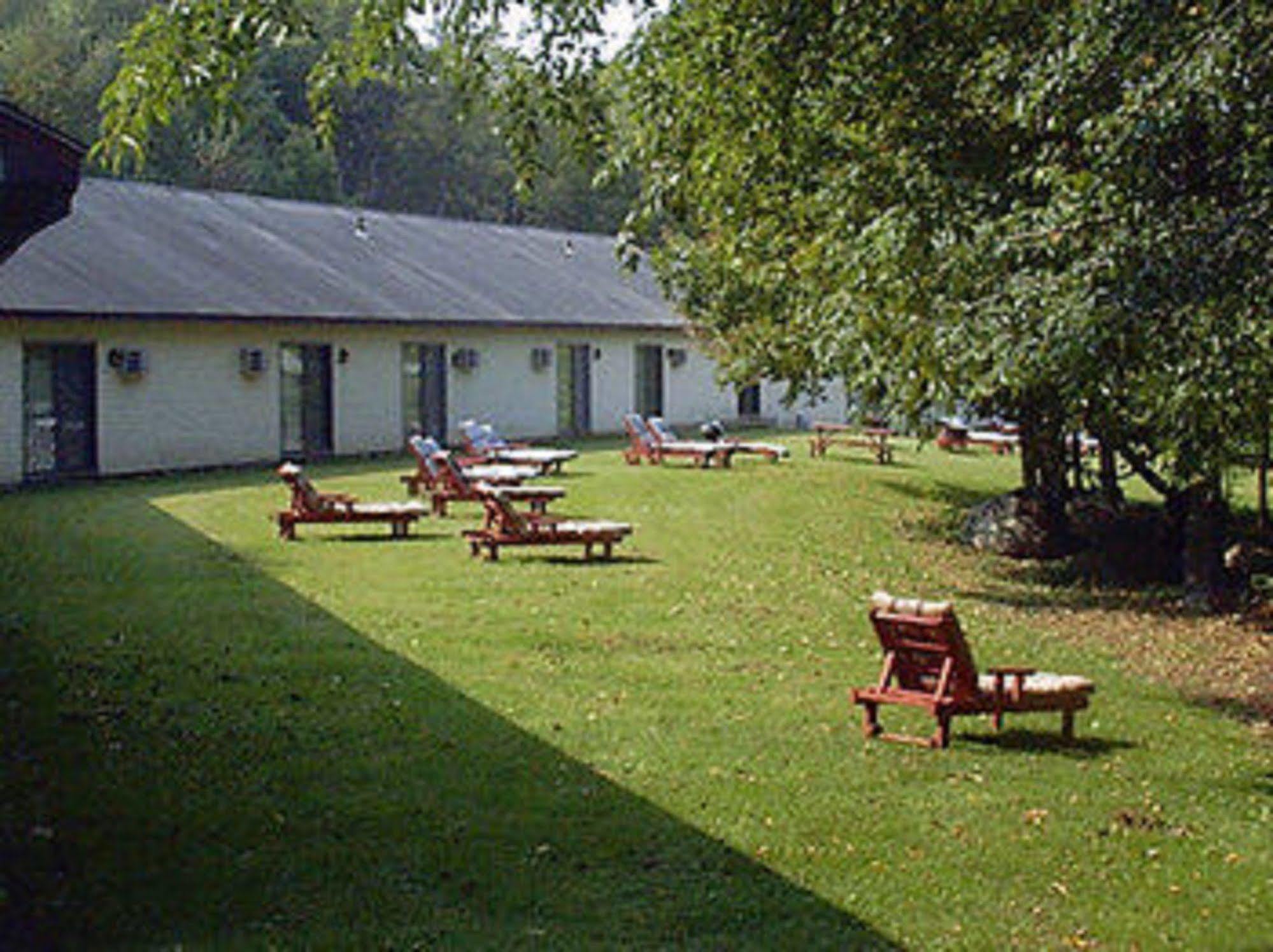 The Chalet Motel Манчестър Екстериор снимка